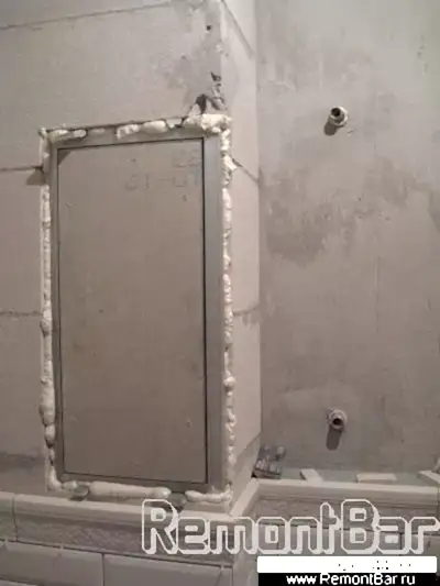 Для доступа в сантехшкаф устанавливаем люк "под плитку" соответствующего формата