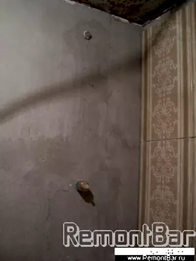 В ванной установлены два прибора - обычный смеситель, и отдельно "тропический душ" с собственной встроенный в стену арматурой смесителя. Сверху - под потолком - излив душа