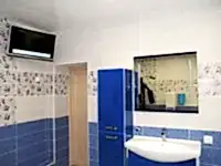 натяжной потолок в ванной