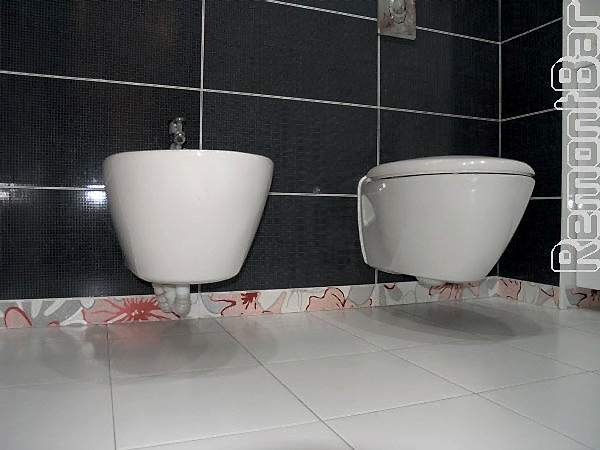 А здесь подвесные унитаз и биде установлены на рамных инсталляциях, спрятанных в построенных нами стенах из пенобетона и закрепленных с помощью дополнительных металлоконструкций