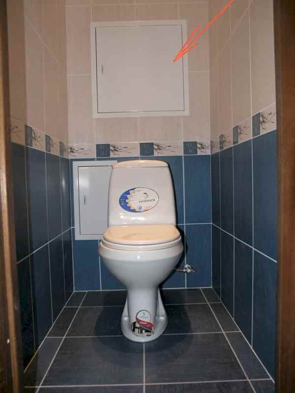 У этого сантехшкафа - 2 лючка, и оба накладные, поскольку из-за низко расположенных кранов полотенцесушителя обойтись одним большого размера не удалось - унитаз мешал бы его полному открыванию