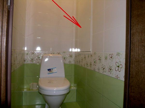 Этот люк - размером 40х80см - на белом фоне практически не заметен