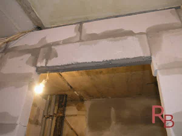 Перегородка из пенобетонных блоков. Дверной проем укрепляем металлической арматурой.