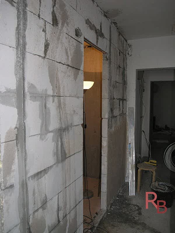 Перегородка из пеноблока оштукатуривается гипсовой смесью