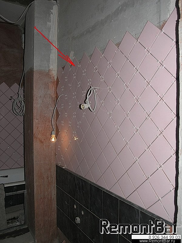 Плитка размером 12х12 см уложена по диагонали на стене. Причем, нижние ряды прямоугольной плитки другого тона уложены горизонтально Плитка размером 12х12 см уложена по диагонали на стене. Причем, нижние ряды прямоугольной плитки другого тона уложены горизонтально