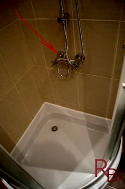 Смеситель смонтирован в душевом углу. Смеситель смонтирован в душевом углу