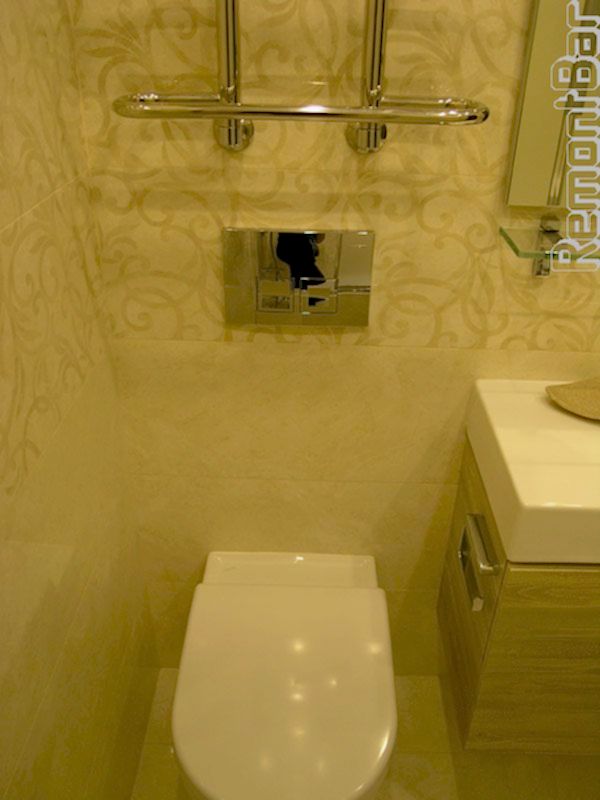 Здесь мы установили дополнительный унитаз с скрытым бачком в ванной комнате