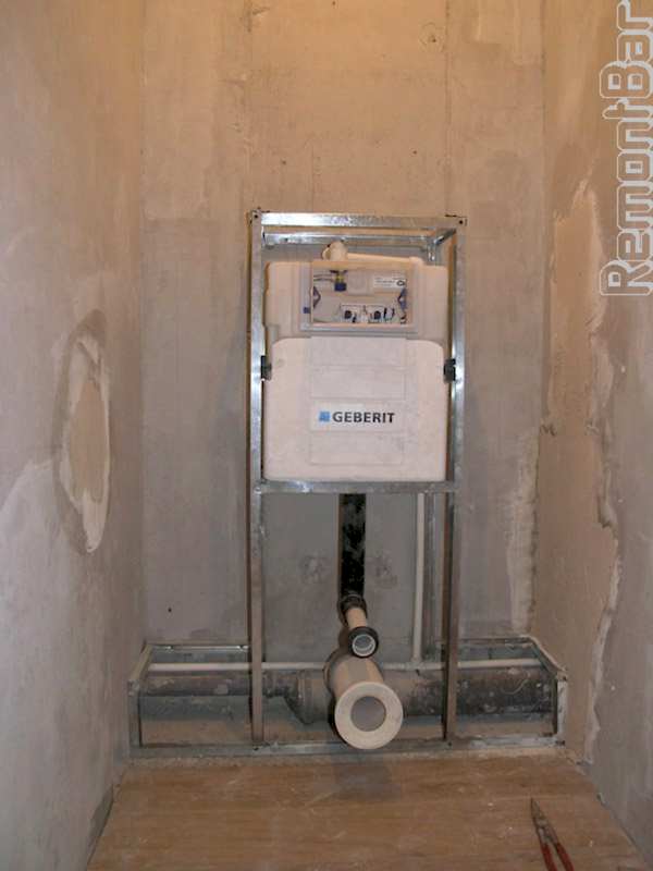 Здесь скрытый бачок спрятан не в стену, а в выступающую конструкцию из гипсокартона, в дальнейшем совмещенную со шкафом