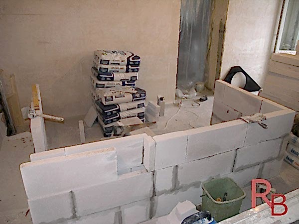 Возводим перегородку из пенобетона разной толщины. Основная часть - из блоков 75 мм, слева - двойная стенка с нишей (для монтажа раздвижной двери-купе) из блоков 50 мм.