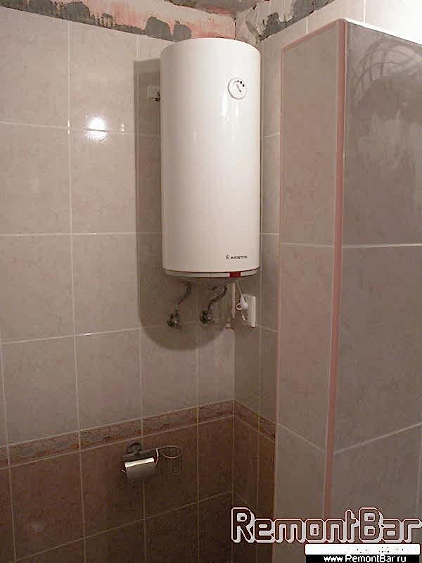 Накопительный водонагреватель установлен снаружи над унитазом Накопительный водонагреватель установлен снаружи над унитазом