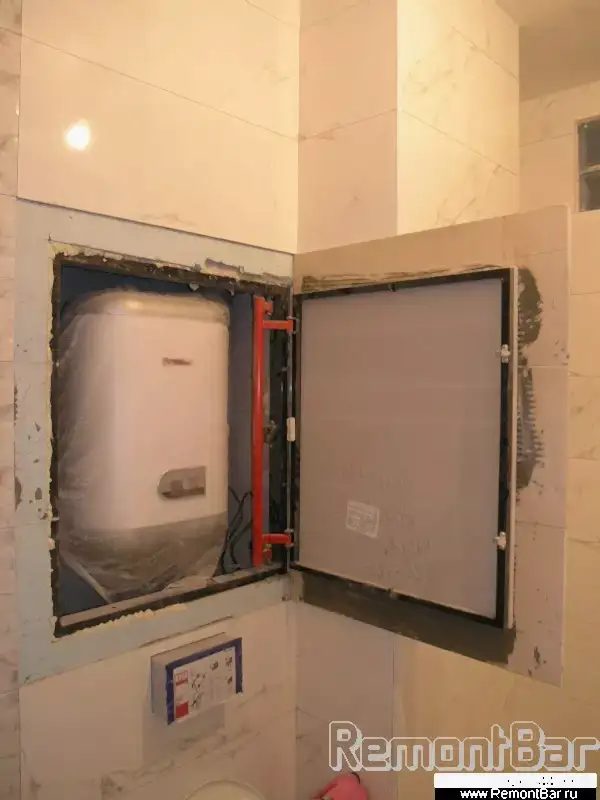 Водонагреватель спрятан в отдельной полости в стене. Для его возможного демонтажа (замена, ремонт) установлен люк под плитку больших габаритов Водонагреватель спрятан в отдельной полости в стене. Для его возможного демонтажа (замена, ремонт) установлен люк под плитку больших габаритов