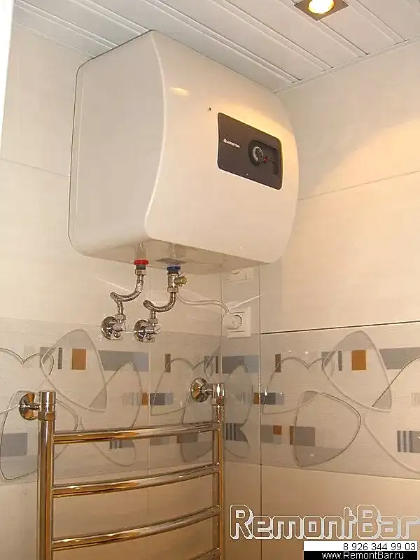 Бойлер совсем небольшого объема уместился над полотенцесушителем Бойлер совсем небольшого объема уместился над полотенцесушителем