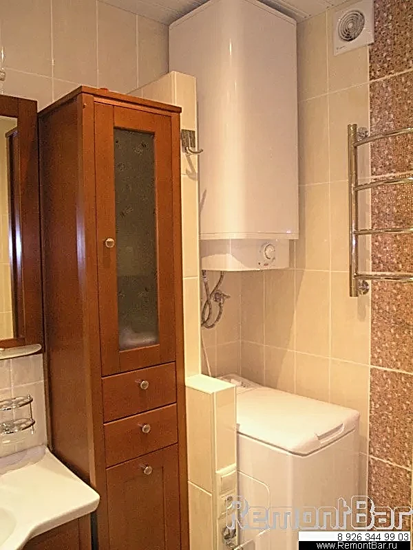 Большой объемный бойлер установлен в нише над стиральной машиной Большой объемный бойлер установлен в нише над стиральной машиной