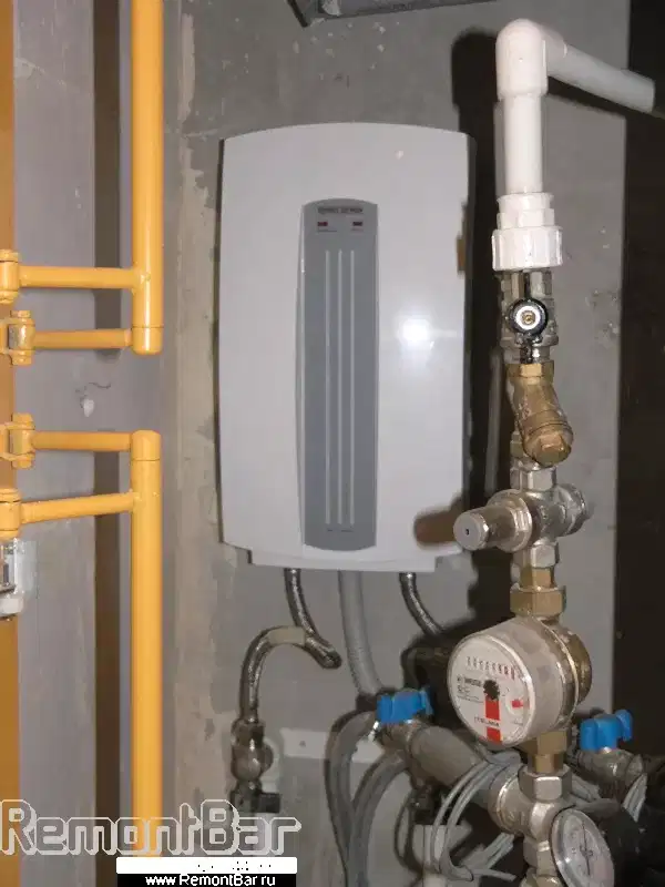 Проточный водонагреватель установлен в сантехшкафу Проточный водонагреватель установлен в сантехшкафу