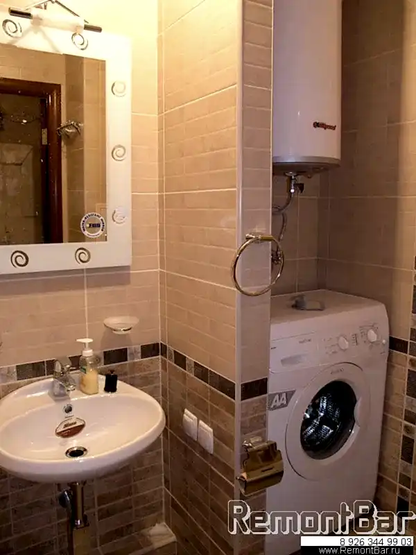 Накопитель в нише над стиральной машиной. Его можно спрятать за роль-ставнями или, например, римской шторой Накопитель в нише над стиральной машиной. Его можно спрятать за роль-ставнями или, например, римской шторой