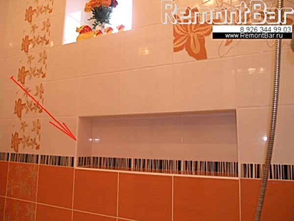 Наружний край ниши в ванной комнате отделан раскладкой. Она защищает Вас от травм, а плитку от сколов, поскольку полочка расположена прямо над ванной, и предназначена для хранения различных пузырьков и флаконов Наружний край ниши в ванной комнате отделан раскладкой. Она защищает Вас от травм, а плитку от сколов, поскольку полочка расположена прямо над ванной, и предназначена для хранения различных пузырьков и флаконов.