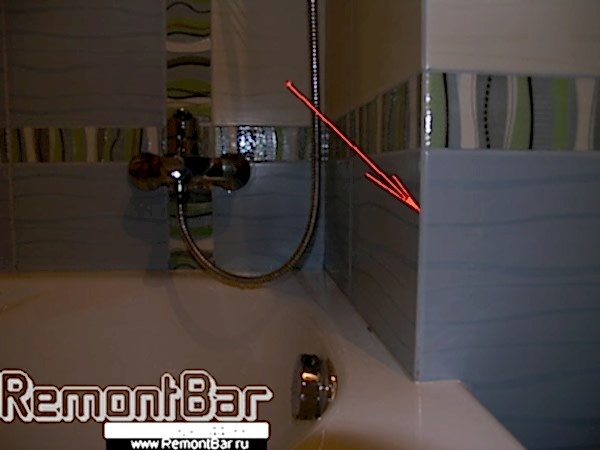 Острый угол прямо у самой ванны сделали лишь по настоянию заказчика, предварительно предупредив, что это крайне травматично