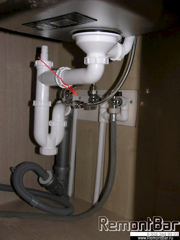Подключение воды и канализации под раковиной в кухне. Для посудомойки предусмотрена отдельная канализация и водоподача Подключение воды и канализации под раковиной в кухне. Для посудомойки предусмотрена отдельная канализация и водоподача