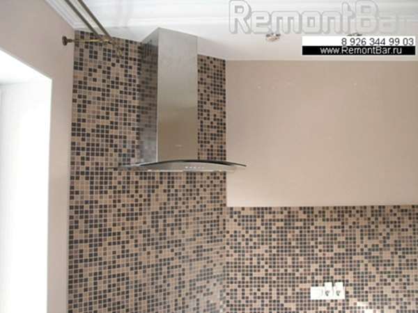 Кухонный фартук так же облицован мозаикой. Но здесь цвет (шоколад, какао) подобран под общую цветовую гамму всей квартиры Кухонный фартук так же облицован мозаикой. Но здесь цвет (шоколад, какао) подобран под общую цветовую гамму всей квартиры