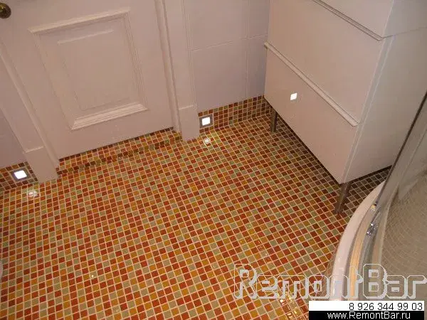 Стеклянной мозаикой облицованы полностью пол, а так же порожек, напольный плинтус