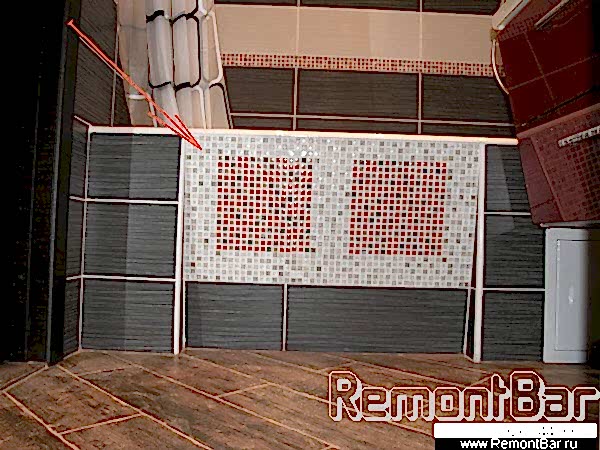 Декоративная вставка из мозаики на экране ванной Декоративная вставка из мозаики на экране ванной