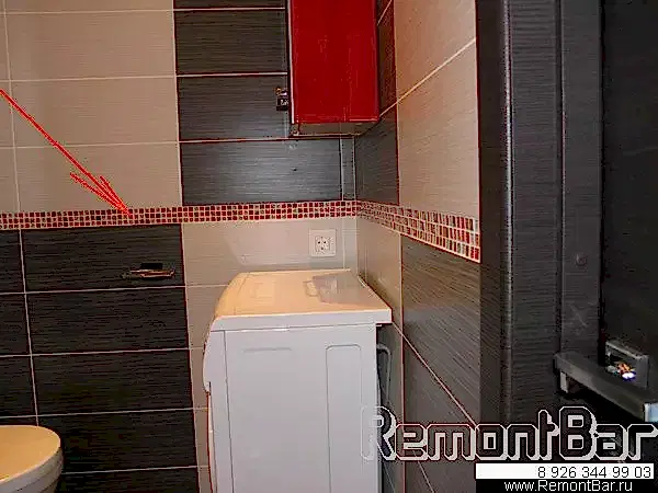 Мозаичный бордюр в ванной комнате - декоративная вставка между рядами обычной керамической плитки Мозаичный бордюр в ванной комнате - декоративная вставка между рядами обычной керамической плитки