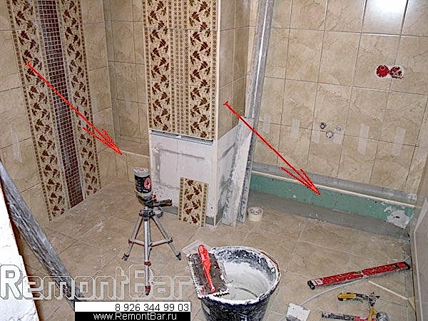 Возможности сделать штробу длиной 2,5м в стене монолитного дома не было из-за постоянных жалоб соседей на шум (несмотря на то, что дом - новостройка), поэтому водопроводные и канализационные трубы мы спрятали в короб, который облицевали плиткой. Влево от сантехшкафа ушла канализационная труба диаметром 110 мм к инсталляции, а вправо - канализационная труба 50 мм к ванной и раковине. Короб справа чуть повыше - на него обопрется тумба мойдодыра Возможности сделать штробу длиной 2,5м в стене монолитного дома не было из-за постоянных жалоб соседей на шум (несмотря на то, что дом - новостройка), поэтому водопроводные и канализационные трубы мы спрятали в короб, который облицевали плиткой. Влево от сантехшкафа ушла канализационная труба диаметром 110 мм к инсталляции, а вправо - канализационная труба 50 мм к ванной и раковине. Короб справа чуть повыше - на него обопрется тумба мойдодыра