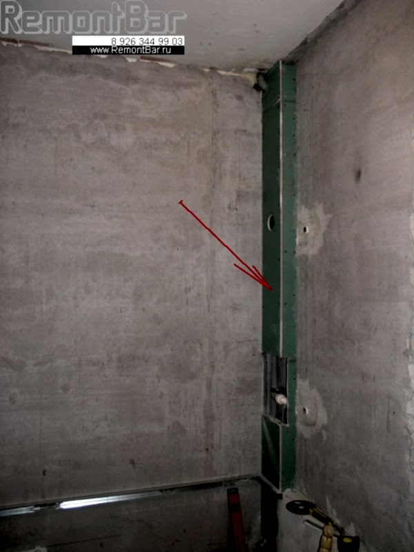 Стояк горячей воды расположен в противоположном углу от сантехшкафа. Инженер ЖЕКа запретил переносить трубу и прятать ее в стену. Поэтому мы спрятали ее в короб, который в дальнейшем облицевали плиткой Стояк горячей воды расположен в противоположном углу от сантехшкафа. Инженер ЖЕКа запретил переносить брубу и прятать ее в стену. Поэтому мы спрятали ее в короб, который в дальнейшем облицевали плиткой