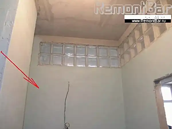 Стены ванной комнаты оштукатурены гипсовой штукатуркой и полностью обработаны гидроизоляционной мастикой Стены ванной комнаты оштукатурены гипсовой штукатуркой и полностью обработаны гидроизоляционной мастикой