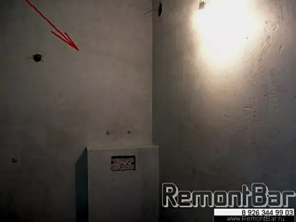 Полиакриловой мастикой на водной основе обработаны оштукатуренные стены и конструкция из гипсокартона, которая скрывает раму инсталляции Полиакриловой мастикой на водной основе обработаны оштукатуренные стены и конструкция из гипсокартона, которая скрывает раму инсталляции