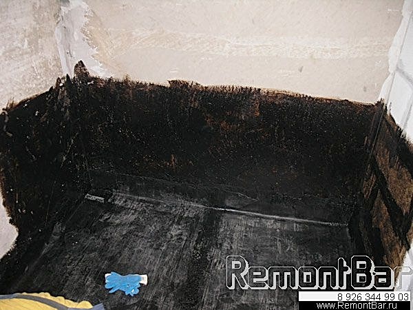 Гидроизоляция ванной комнате. Зону за ванной, которую плиткой облицовывать не будем, обрабатываем битумной мастикой полностью.